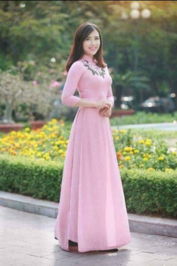 Áo dài tà rộng hồng nhạt ngọt ngào