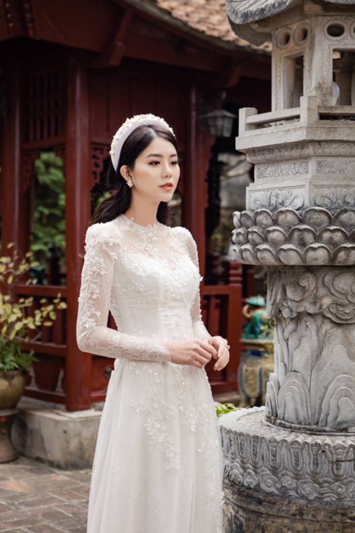 Áo dài ren trắng tinh khôi, trẻ trung