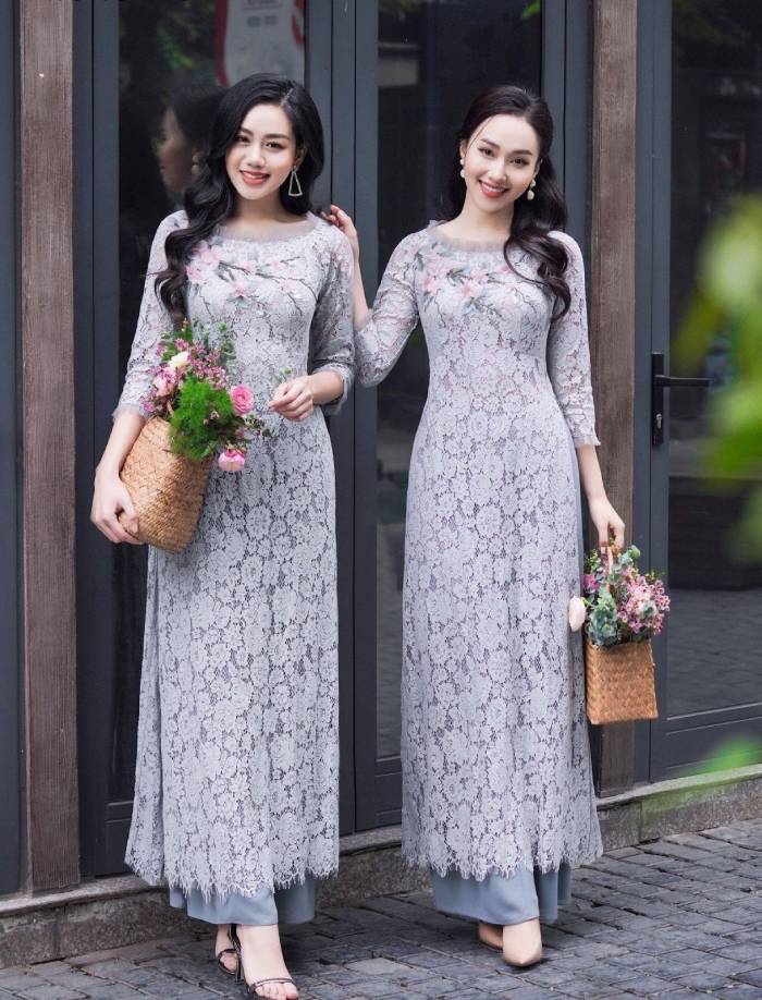 Áo dài ren tông xanh tím thu hút mọi ánh nhìn