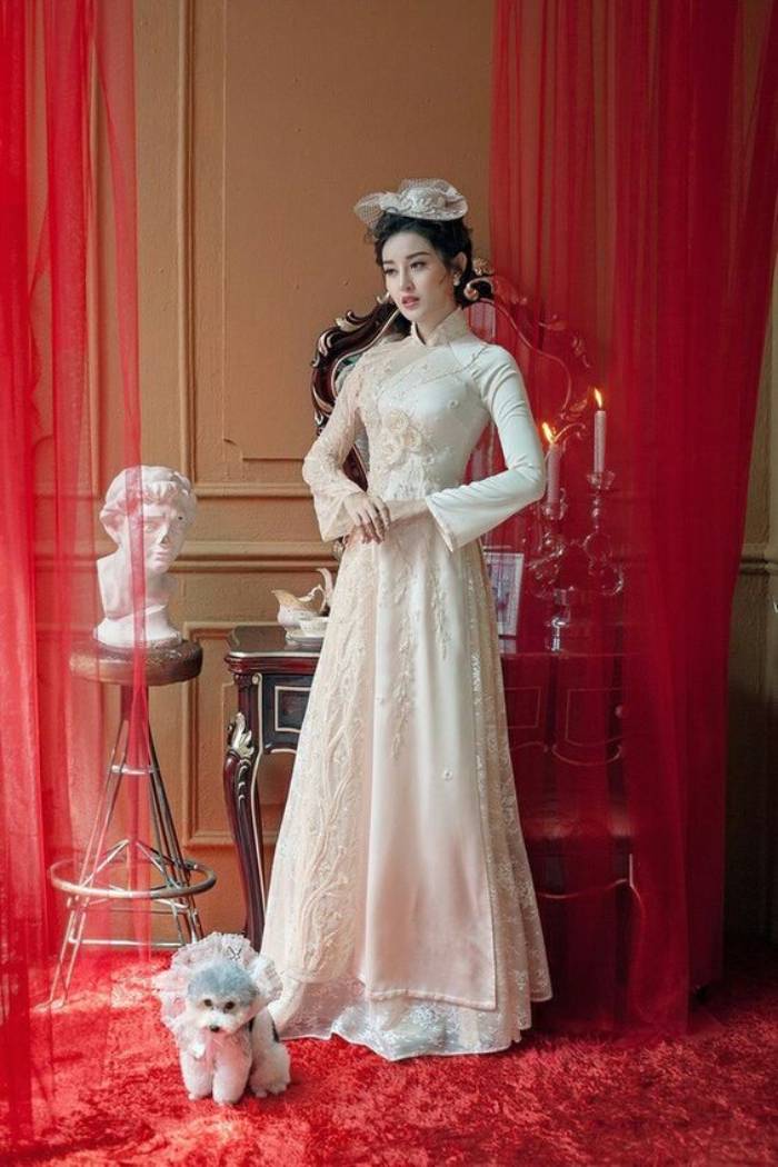 Áo dài tà rộng kiêu sa, điệu đà