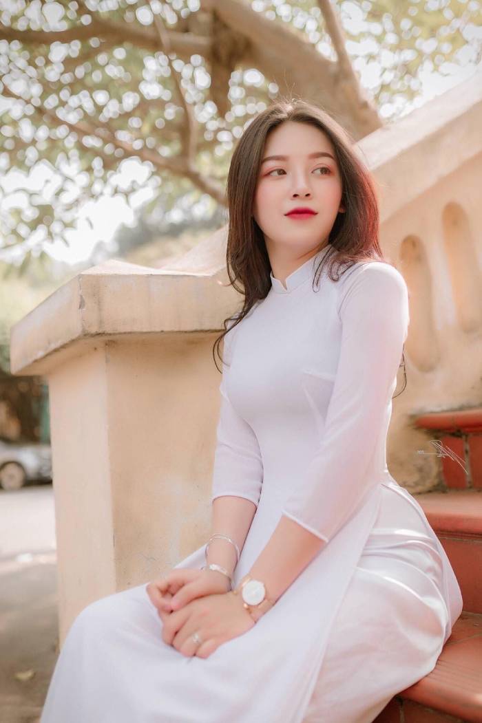 Áo dài trắng tay lỡ trẻ trung