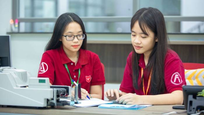Áo polo màu đỏ dô lịch sự có thể được mặc đi học