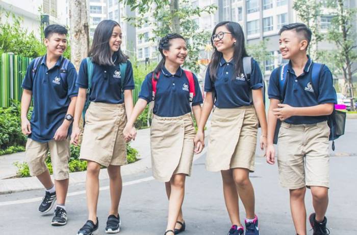 Set đồng phục áo polo tối màu và quần short, chân váy sáng màu