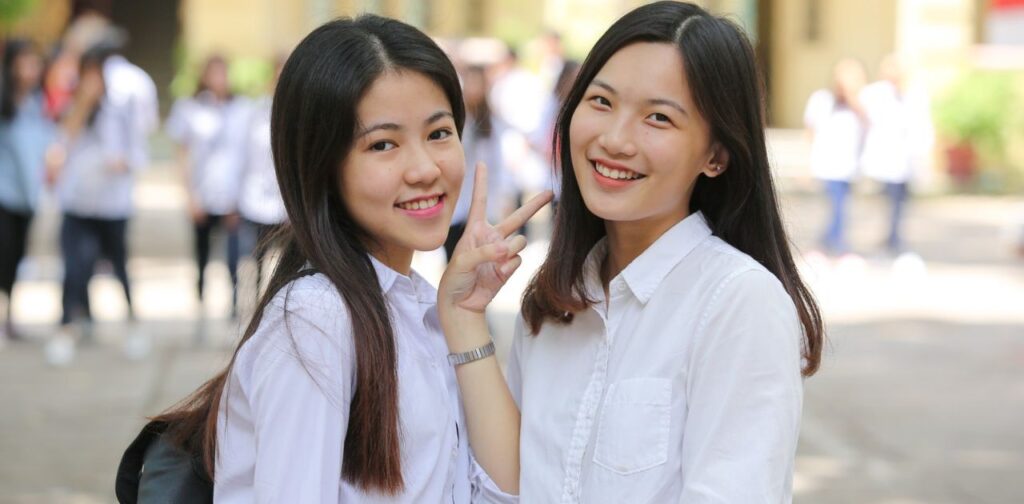 Trang phục trường THCS Lê Ngọc Hân được thiết kế tinh tế, ấn tượng