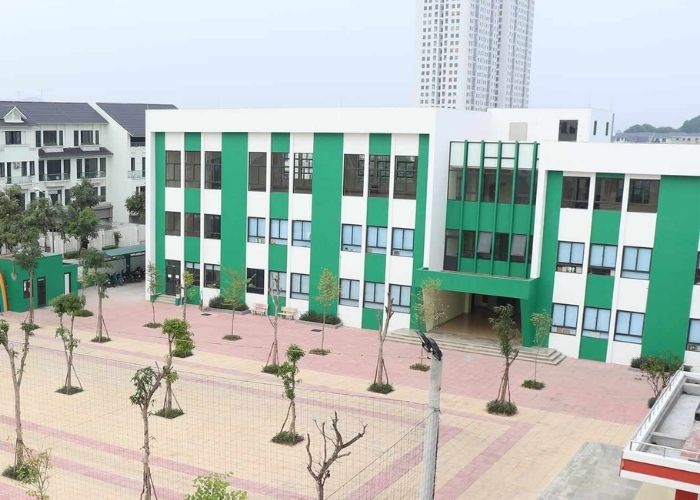 Trường THCS Lomonoxop nổi tiếng với cơ sở vật chất và chất lượng giảng dạy tốt