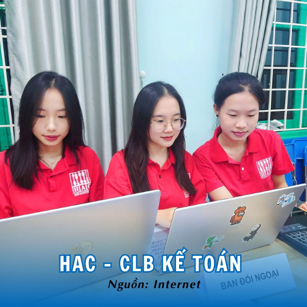 Sinh viên trong trang phục polo màu đỏ CLB Kế toán