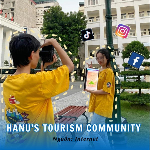 Sinh viên trong chiếc áo thun màu vàng in hoạ tiết của Tourism Community