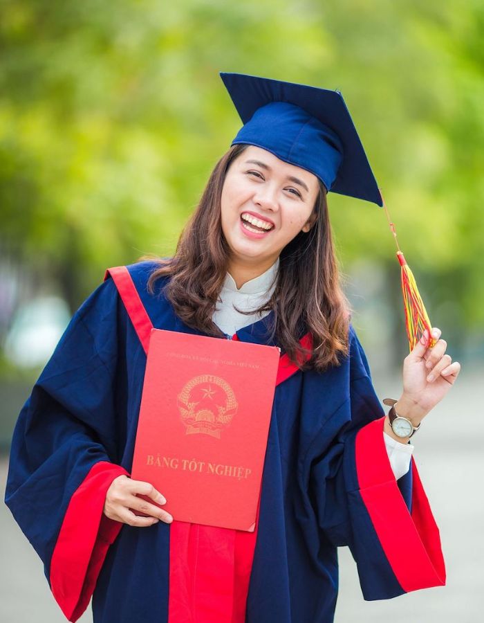 Mẫu trang phục tốt nghiệp với sắc xanh nổi bật
