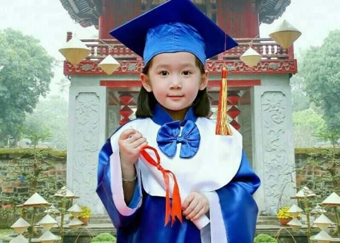 Trang phục áo tốt nghiệp gam màu xanh chủ đạo