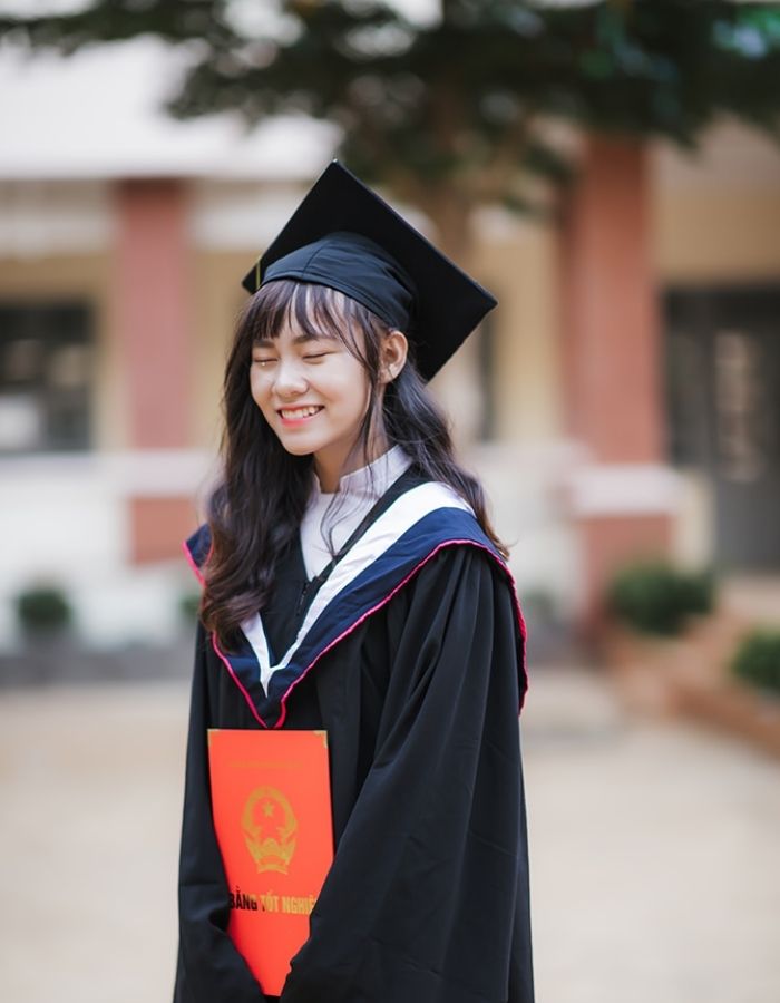 Mẫu áo cử nhân được mặc trong ngày lễ tốt nghiệp đại học