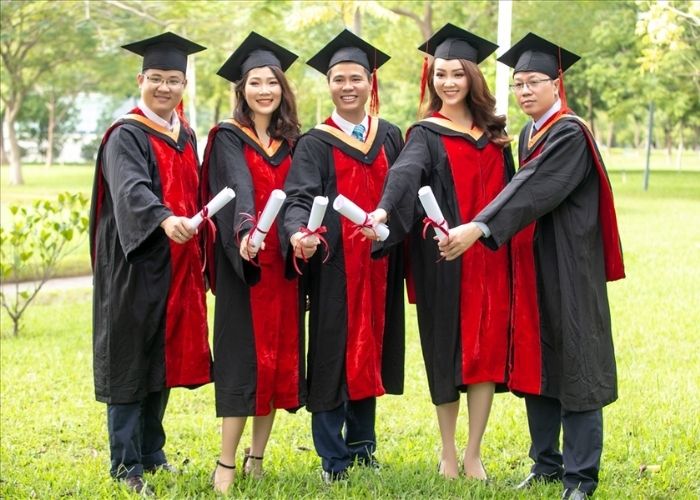 Trang phục cử nhân Công nghệ thông tin thiết kế với màu đỏ nổi bật