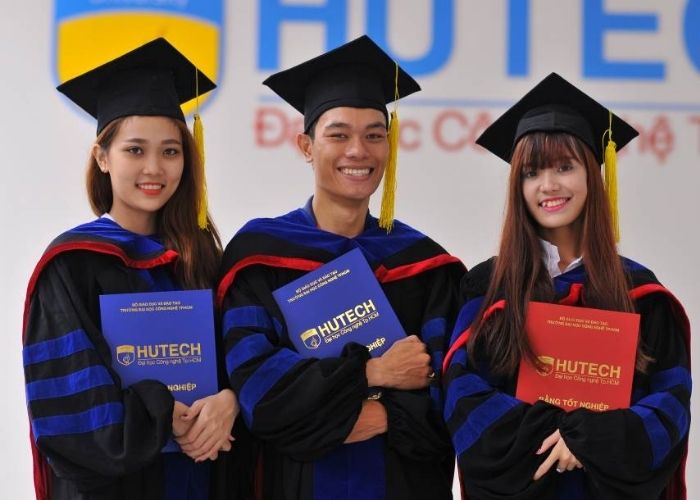 Trang phục áo cử nhân thạc sĩ với thiết kế màu xanh và đen chủ đạo