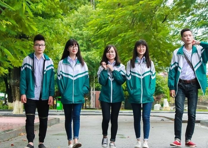 Áo khoác đồng phục sử dụng chất liệu vải gió, nhẹ nhàng thoáng mát