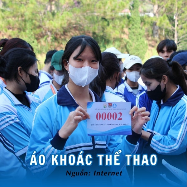 Các bạn sinh viên Đà Lạt với bộ đồng phục áo khoác