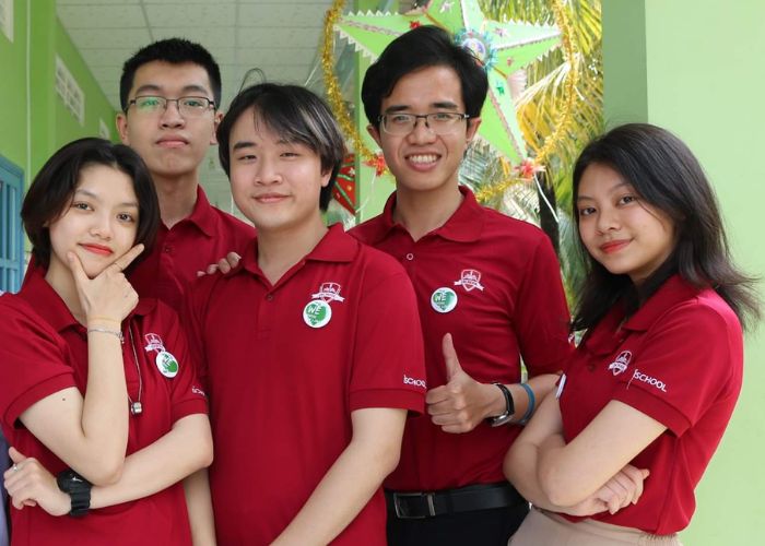 Áo polo đồng phục trường Ischool Nam Sài Gòn với thiết kế màu đỏ đô chủ đạo