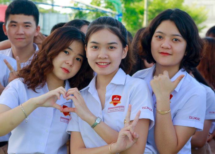 Hình ảnh đồng phục áo sơ mi trắng của trường