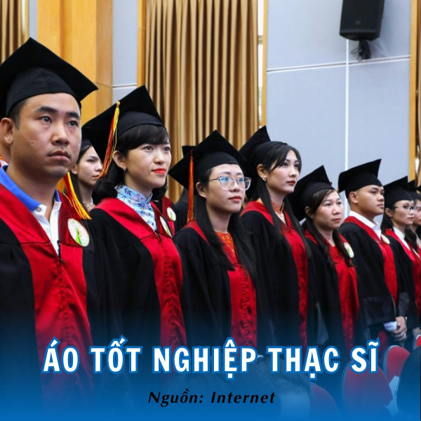 Các sinh viên trong bộ đồng phục tốt nghiệp Thạc sĩ 