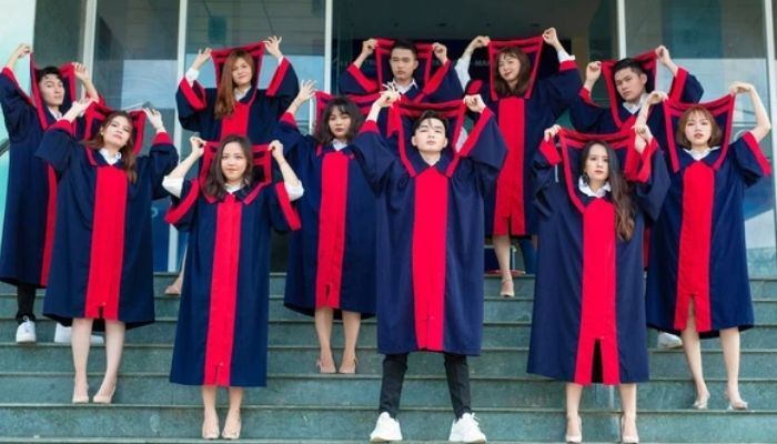 Mặc áo cử nhân kết hợp giày cao góp giúp nữ sinh toả sáng