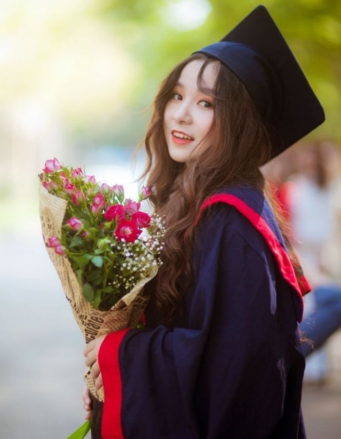 Bộ trang phục tốt nghiệp đầy đủ gồm áo và mũ
