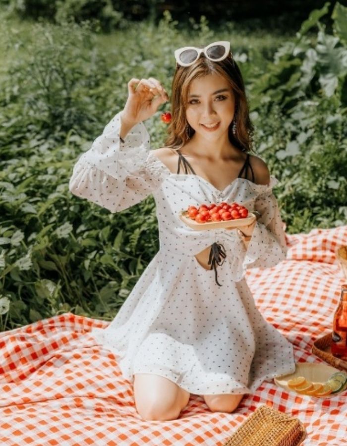 Hình ảnh nữ sinh cười rạng rỡ trong buổi chụp ảnh kỷ yếu