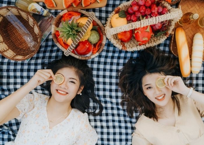 Nữ sinh cười rạng rỡ trong bức ảnh kỷ yếu