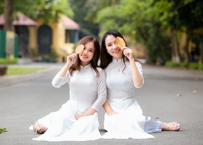 Nét đẹp ngây thơ, trong sáng của hai nữ sinh