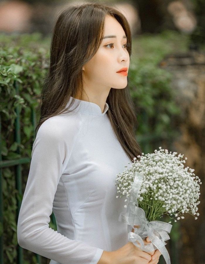 Sử dụng thêm hoa để chụp kỷ yếu sẽ tăng thêm nét nữ tính