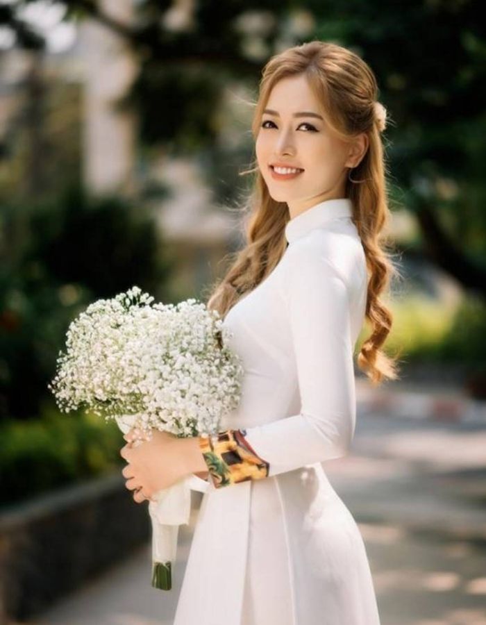 Trang phục áo dài trắng phù hợp cho buổi chụp ảnh kỷ yếu