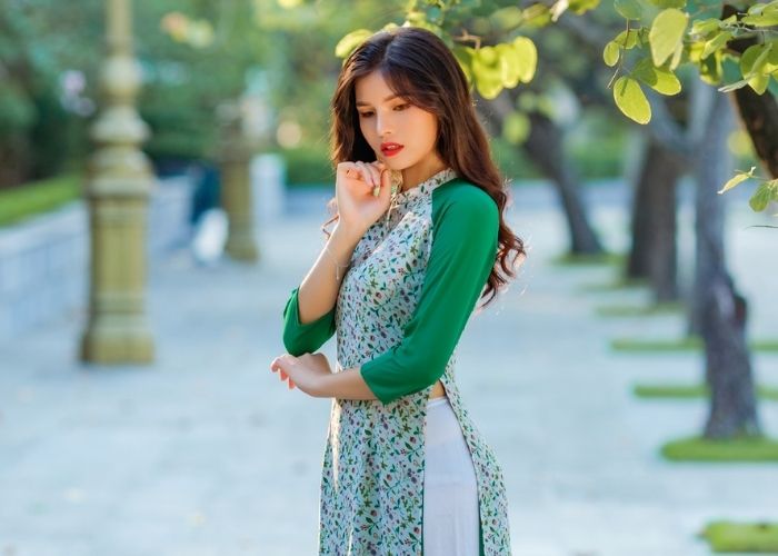 Mẫu áo sử dụng màu xanh thanh lịch kết hợp với hoạ tiết ấn tượng
