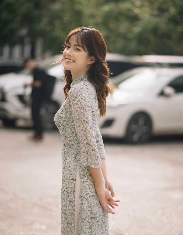 Hình ảnh nữ sinh cười rạng rỡ trong ngày chụp ảnh tốt nghiệp