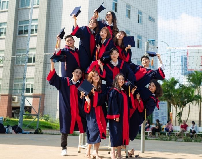 Tạo dáng độc đáo trong buổi chụp ảnh tốt nghiệp