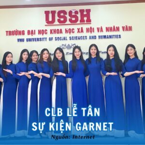 Thành viên CLB Lễ Tân Sự Kiện Garnet thướt tha, duyên dáng trong đồng phục áo dài xanh