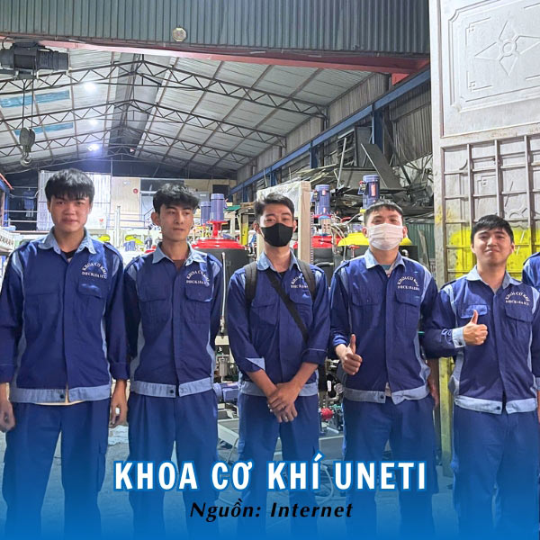Sinh viên UNETI trong bộ đồng phục khoa cơ khí 