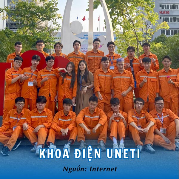 Sinh viên trong đồng phục khoa điện của trường ĐH UNETI