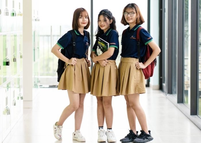 Đồng phục trường FPT sử dụng chất liệu vải cao cấp, co giãn tốt