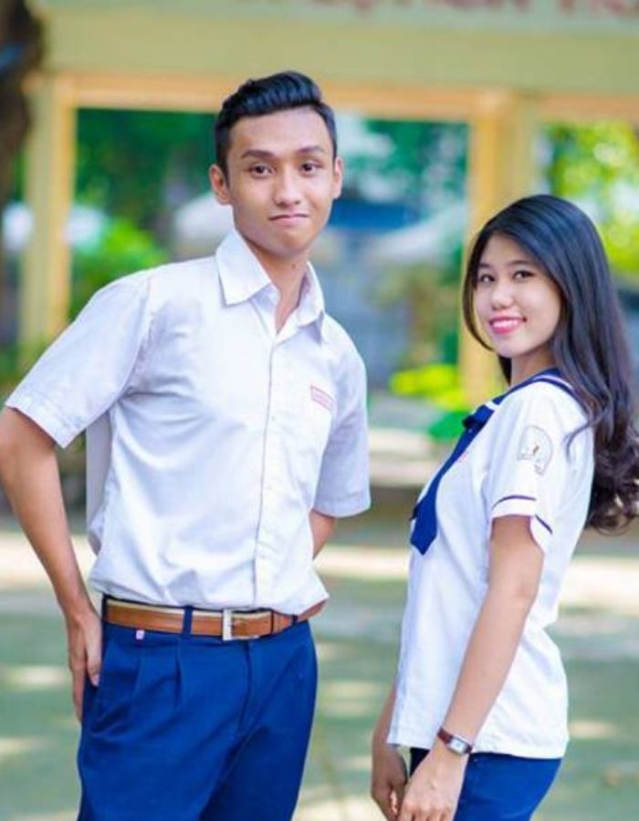 Áo sơ mi đồng phục kết hợp cùng cà vạt xanh nổi bật
