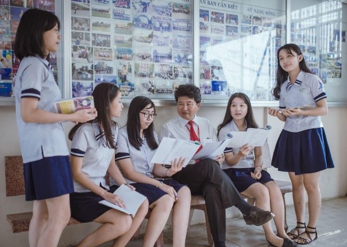 Mẫu áo sơ mi với điểm nhấn là các đường viền xanh đen
