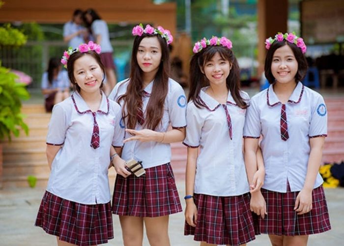 Áo sơ mi trắng kết hợp cà vạt và váy màu đỏ nổi bật