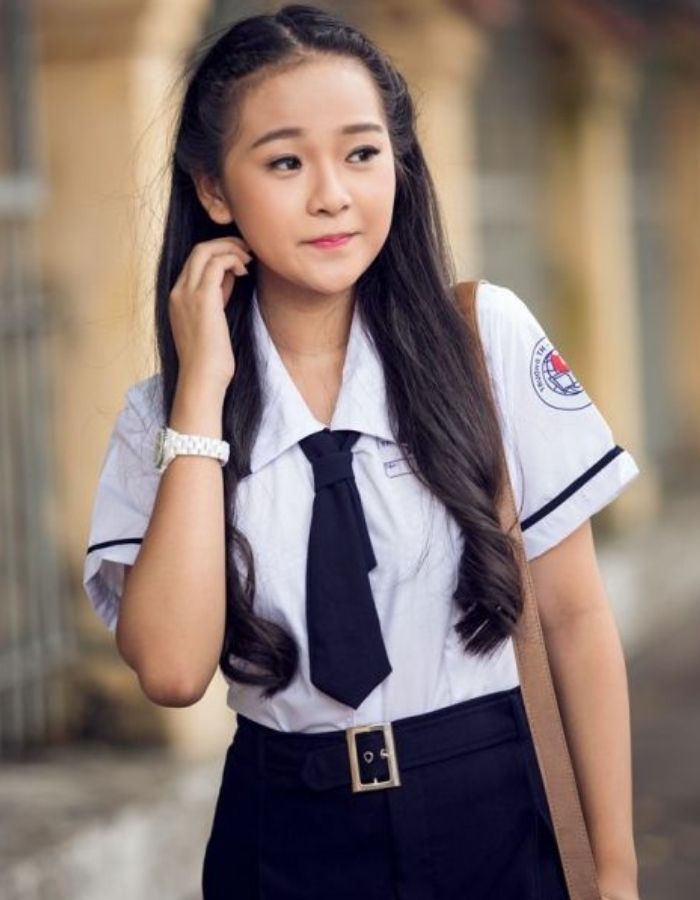 Nữ sinh rạng rỡ trong trang phục áo sơ mi trắng