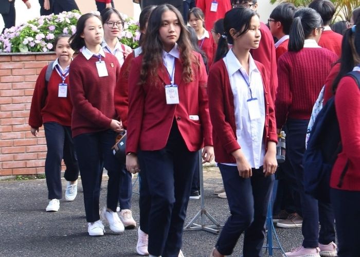 Đồng phục Chuyên Thăng Long với màu đỏ đô nổi bật