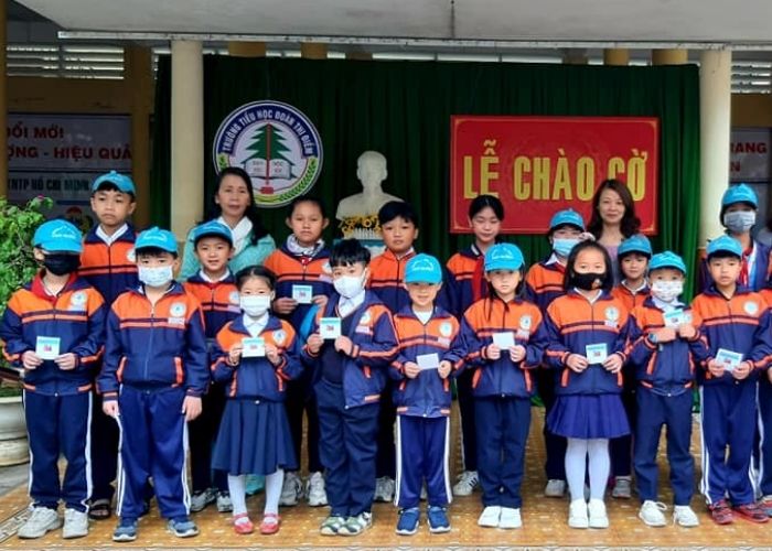 Mẫu trang phục học sinh tiểu học Đoàn Thị Điểm Đà Lạt với gam màu xanh chủ đạo