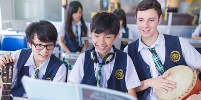 Đồng phục màu xanh trường quốc tế APU với tone màu hiện đại