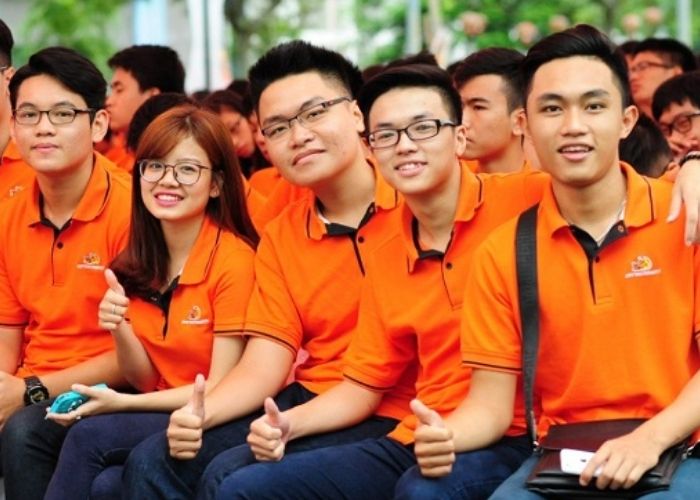 Mẫu áo với tone màu cam nổi bật của học sinh trường FPT