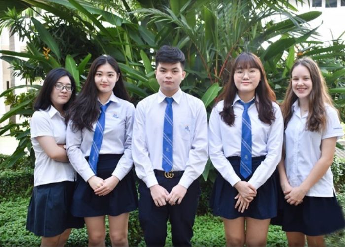 Áo sơ mi trắng kết hợp cùng cà vạt xanh, trang phục trường quốc tế AIS