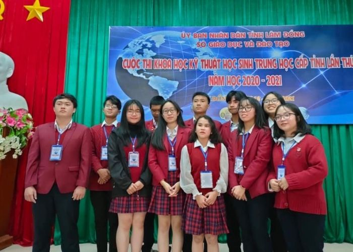 Mẫu đồng phục sử dụng màu đỏ đô làm chủ đạo