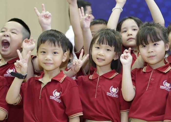 Trang phục trường tiểu học Vinschool với sắc đỏ nổi bật