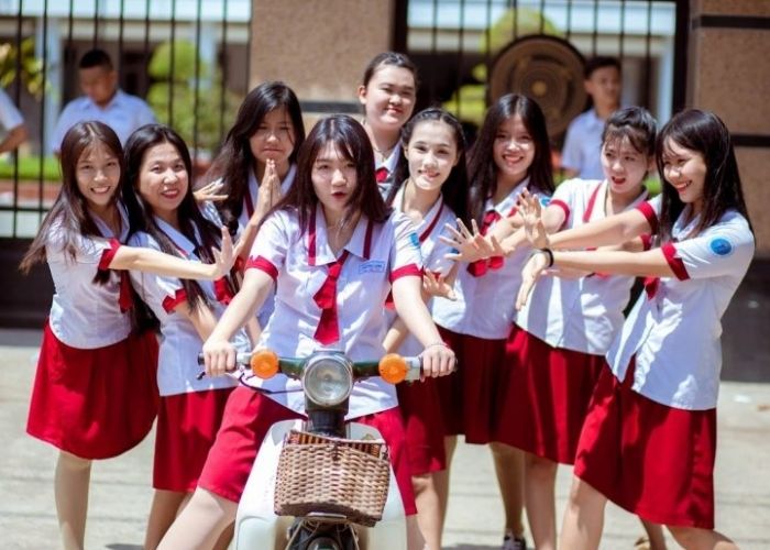 Mẫu áo sơ mi kết hợp cùng cà vạt đỏ 