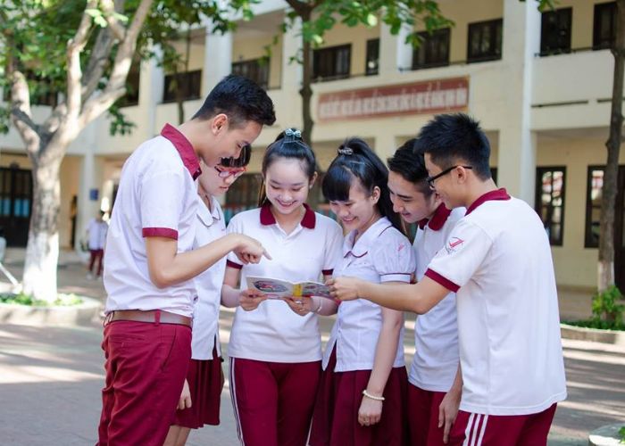 Mẫu áo được thiết kế vơi gam màu đỏ tràn đầy sức sống