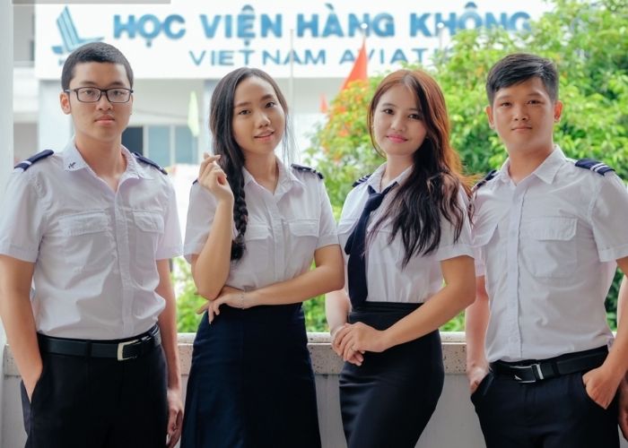 Mẫu áo sơ mi trắng, kết hợp cùng cà vạt đen và cầu vai