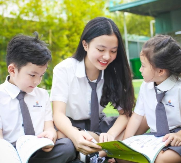 Trang phục sơ mi trắng thiết kế đơn giản kêt hợp cà vạt hoạ tiết